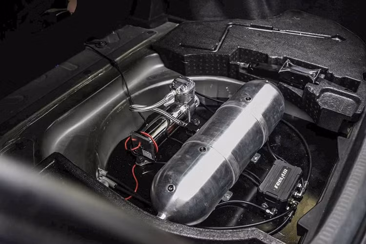 Điểm đặc biệt nhất là hệ thống treo khí nén, giúp chiếc xe sedan Toyota Camry 2.0E 2018 có thể nâng/hạ gầm linh hoạt như những mẫu xe thể thao cao cấp. Theo tham khảo, hệ thống này có giá hơn 3.200 USD (tương đương khoảng 83 triệu đồng), chưa kể chi phí vận chuyển về Việt Nam có thể đội lên trên 100 triệu đồng.