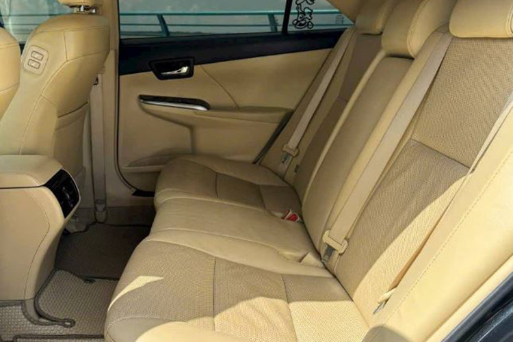 Tham khảo thị trường xe cũ, những chiếc Toyota Camry 2018 phiên bản 2.0E nguyên bản có giá từ 630 - 655 triệu đồng. Điều này đồng nghĩa với việc chiếc xe trong bài viết có giá thấp hơn so với nhiều mẫu xe cùng đời, dù đã được nâng cấp đáng kể.