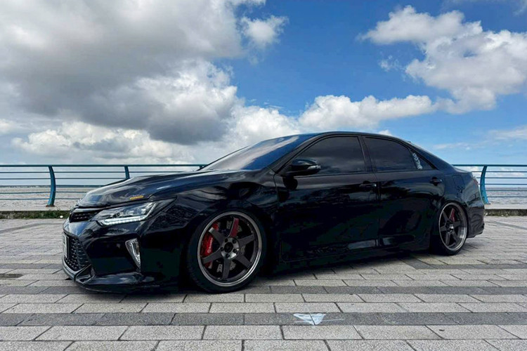 Không giống như những chiếc Toyota Camry 2.0E đời 2018 khác đang lăn bánh tại Việt Nam, chiếc Camry trong bài viết này đã được chủ nhân nâng cấp từ ngoại thất đến nội thất, mang đến giao diện thể thao và trải nghiệm đặc biệt. Tuy nhiên, chính chủ xe cũng thừa nhận rằng việc tìm được khách hàng phù hợp với chiếc xe này là điều không dễ dàng.