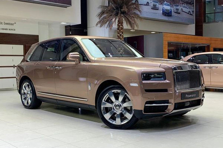 Chiếc SUV siêu sang Rolls-Royce Cullinan trong bài viết này đã được trang bị hàng loạt nâng cấp mới, không ngạc nhiên khi nó được trưng bày tại Abu Dhabi. Thân xe được bao phủ bởi màu vàng Petra Gold nổi bật, đi kèm là bộ la-zăng 22 inch 7 chấu được đánh bóng sáng loáng.