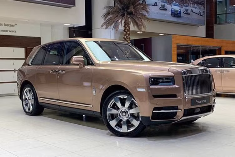 Chiếc SUV siêu sang Rolls-Royce Cullinan trong bài viết này đã được trang bị hàng loạt nâng cấp mới, không ngạc nhiên khi nó được trưng bày tại Abu Dhabi. Thân xe được bao phủ bởi màu vàng Petra Gold nổi bật, đi kèm là bộ la-zăng 22 inch 7 chấu được đánh bóng sáng loáng.