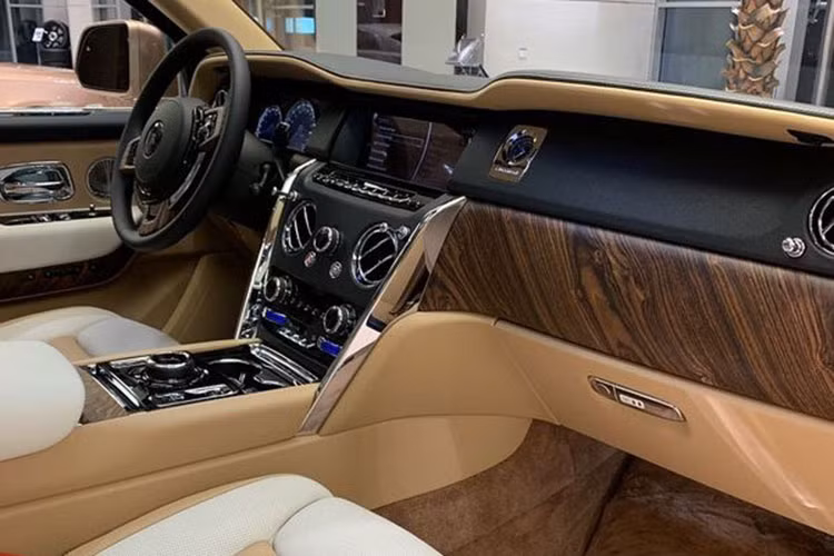 Điểm nhấn của chiếc SUV siêu sang này thực chất nằm ở bên trong nội thất, nơi bị chiếm đóng bởi chủ đề Moccasin với sự kết hợp của màu nâu sáng Seashell và sắc đen Black tương phản.
