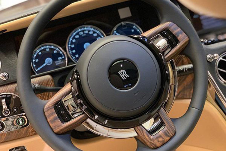 Trên thế giới, gía xe chiếc Rolls-Royce Cullinan bán ra từ 300.000 USD (khoảng 6,97 tỷ đồng) nhưng với những gì chiếc Cullinan "hàng thửa" này có được thì ít nhất nó cũng có giá 400.000 USD (khoảng 9,3 tỷ đồng).