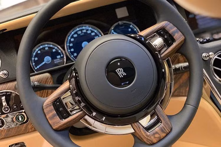 Trên thế giới, gía xe chiếc Rolls-Royce Cullinan bán ra từ 300.000 USD (khoảng 6,97 tỷ đồng) nhưng với những gì chiếc Cullinan "hàng thửa" này có được thì ít nhất nó cũng có giá 400.000 USD (khoảng 9,3 tỷ đồng).