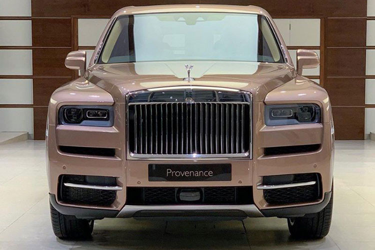 Các chi tiết khác của Rolls-Royce Cullinan vẫn giống như nguyên bản, nó được trang bị tiêu chuẩn hệ thống treo khí nén với các giảm xóc thích ứng được điều khiển bằng máy tính với hàng triệu phép tính mỗi giây để đáp ứng phù hợp với từng điều kiện hoạt động của xe.