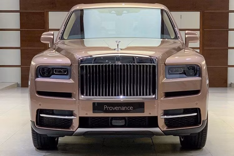 Các chi tiết khác của Rolls-Royce Cullinan vẫn giống như nguyên bản, nó được trang bị tiêu chuẩn hệ thống treo khí nén với các giảm xóc thích ứng được điều khiển bằng máy tính với hàng triệu phép tính mỗi giây để đáp ứng phù hợp với từng điều kiện hoạt động của xe.