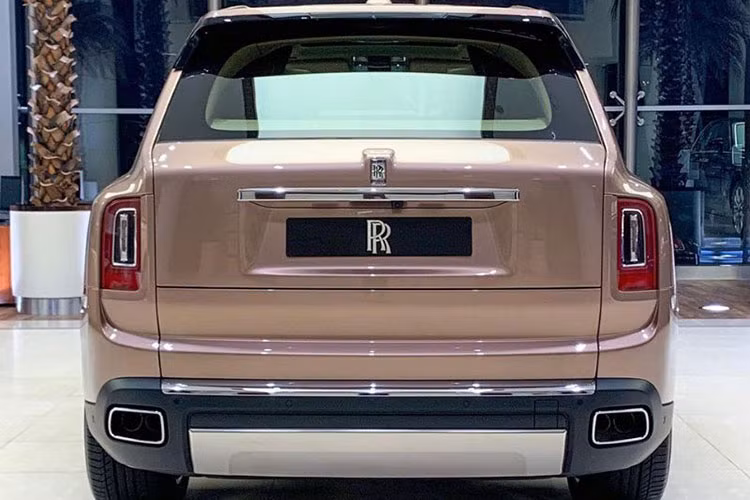 Ngoài ra, hệ thống treo tự động hạ chiều cao 40mm khi chủ xe đến gần giúp chủ nhân vào xe dễ dàng hơn. Theo Rolls-Royce, Cullinan có khả năng lội nước lên đến 540mm. Cũng giống với ngoại hình của nhiều chiếc xe khác, tuy nhiên với gói trang bị này, chiếc Cullinan hàng thửa tại Abu Dhabi này toát lên vẻ thanh lịch và sang trọng riêng.