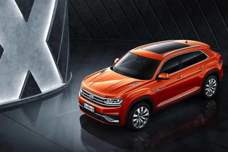 Không có gì ngạc nhiên khi Volkswagen Teramont X 2019 mang đến cảm giác quen thuộc cho người nhìn. Nguyên nhân là do thiết kế ngoại thất của mẫu SUV lai Coupe này về cơ bản khá giống với Volkswagen Teramont. Để phù hợp với phân khúc SUV lai Coupe, xe được trang bị nóc xe thấp hơn và cửa cốp sau dốc hơn. 
