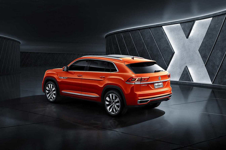 Ngoài ra, Volkswagen Teramont X tại Trung Quốc còn được trang bị cụm đèn hậu riêng và thiết kế cửa sổ bên sườn khác biệt một chút so với Teramont thông thường. Lưới tản nhiệt cải tiến, mở rộng xuống bên dưới cụm đèn pha. Riêng cụm đèn pha được thiết kế thanh mảnh hơn, tích hợp dải đèn LED định vị ban ngày.