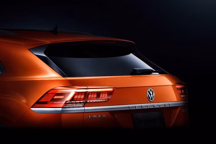 Những điểm nhấn còn lại trong thiết kế ngoại thất của Volkswagen Teramont X 2019 bao gồm khe gió sau hốc bánh trước, thanh ba-bô-lê bên sườn sơn màu, cột sau thể thao hơn, bộ vành hợp kim 21 inch bóng bẩy và cánh gió mui mới. Cuối cùng là thanh mạ crôm kéo dài từ cửa cốp sau sang hai bên, cản sau thể thao hơn và 2 đầu ống xả hình thang khá lớn.