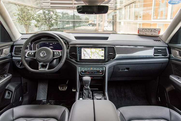 Khác với bản thường, Volkswagen Teramont X 2019 chỉ được trang bị nội thất 2 hàng ghế với 5 chỗ ngồi. Để tạo sự khác biệt với Teramont thông thường, hãng Volkswagen đã bổ sung vô lăng đáy phẳng thể thao mới, các chi tiết ốp trang trí cũng như cửa gió điều hòa khác biệt và bộ pedal bằng thép không gỉ cho Teramont X 2019.