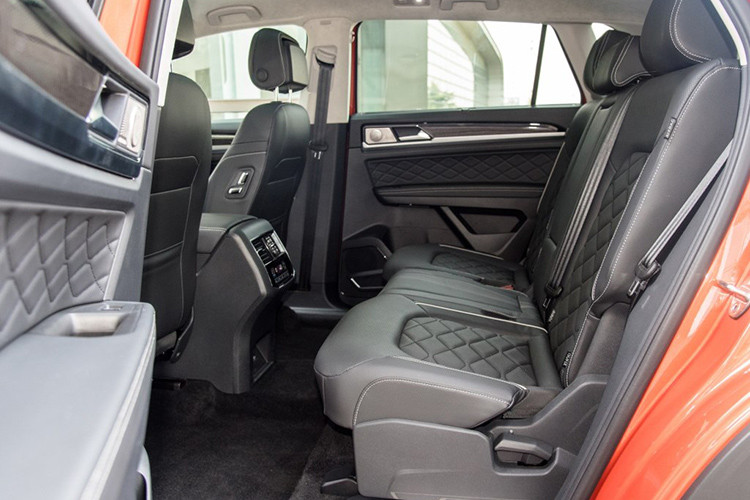 Không chỉ thay đổi trong thiết kế nội - ngoại thất so với Teramont 7 chỗ, Volkswagen Teramont X 2019 còn ngắn hơn 131 mm và thấp hơn 51 mm trong khi chiều rộng cũng như chiều dài cơ sở giữ nguyên. Cụ thể, Volkswagen Teramont X 2019 sở hữu chiều dài 4.905 mm, rộng 1.989 mm và cao 1.719 mm và chiều dài cơ sở 2.980 mm.