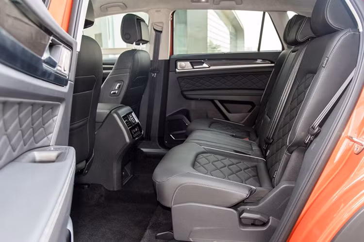 Không chỉ thay đổi trong thiết kế nội - ngoại thất so với Teramont 7 chỗ, Volkswagen Teramont X 2019 còn ngắn hơn 131 mm và thấp hơn 51 mm trong khi chiều rộng cũng như chiều dài cơ sở giữ nguyên. Cụ thể, Volkswagen Teramont X 2019 sở hữu chiều dài 4.905 mm, rộng 1.989 mm và cao 1.719 mm và chiều dài cơ sở 2.980 mm.