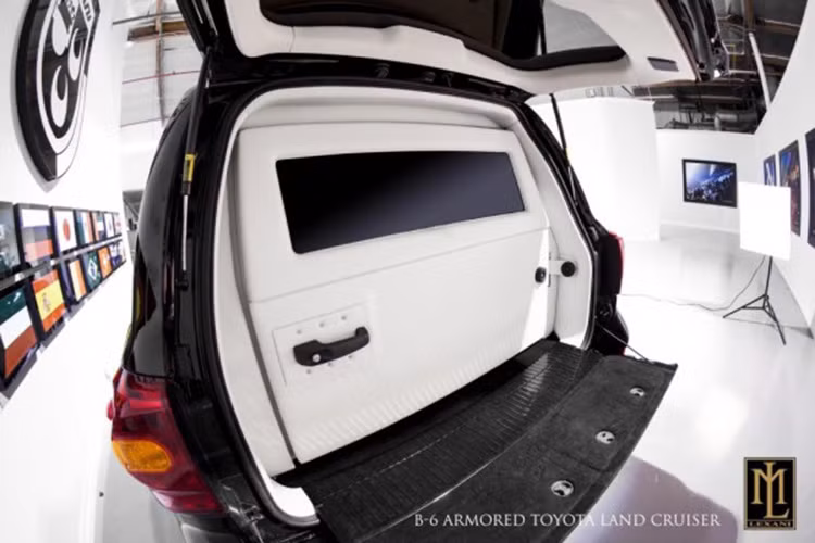 Đuôi xe được thiết kế thêm một cử riêng biệt nhằm tăng tính an toàn cũng như nới rộng không gian bên trong.