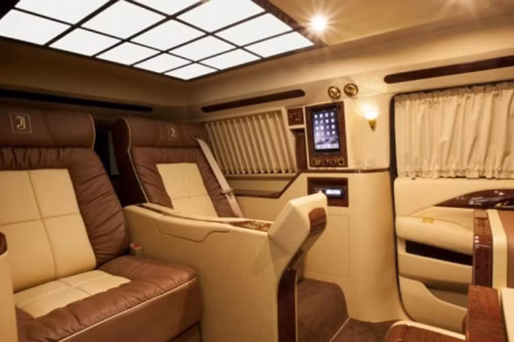 Nội thất trên bản concept là những mảng trắng, vàng và nâu được phối sang trọng. Đi kèm với nó là nội thất sở hữu da và gỗ cao cấp.