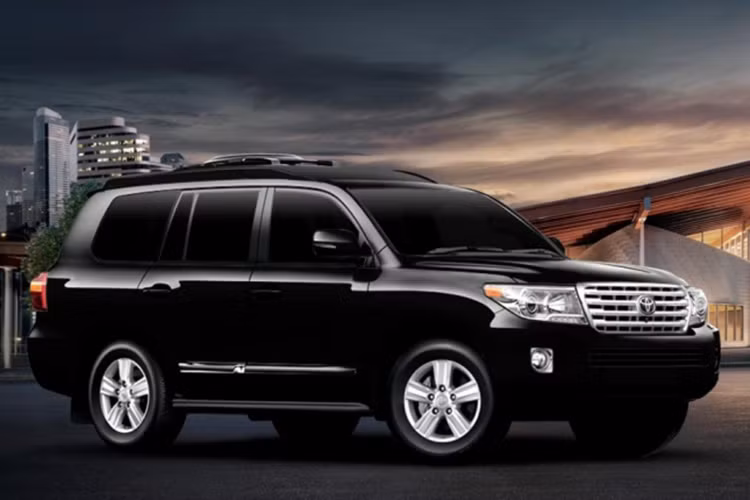 Trang bị lớp chống đạn cấp B6, Land Cruiser phiên bản Lexani hoàn toàn có thể chống lại đạn của các mẫu súng cỡ nhỏ thông thường và chỉ chịu thua súng trường cỡ lớn trở lên.