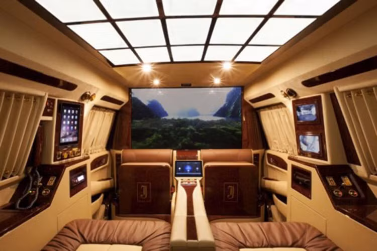 Ở phiên bản concept, Lexani Motorcars lại sử dụng tông màu vàng và nâu cho nội thất của mẫu xe này.