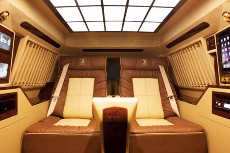 Hai hàng ghế sau được lược bỏ chỉ để lại một hàng ghế với thiết kế to lớn có thể kéo dài là giường ngủ với thiết kế cực kỳ ấn tượng.