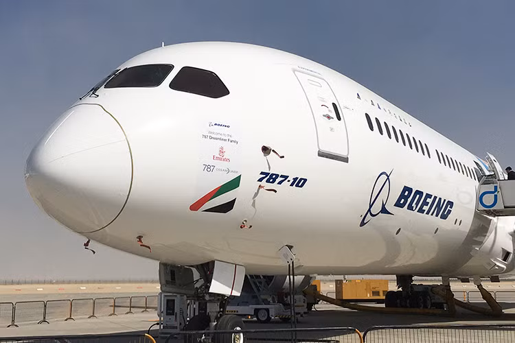 Mẫu chuyên cơ Boeing 787 Dreamliner bản thương mại thường có thể chở từ 240 đến 335 hành khách. Tuy nhiên, chiếc Boeing đặc biệt vừa xuất hiện tại triển lãm Hàng không Dubai 2017 này sẽ chỉ đón tiếp khoảng 40 hành khách, đi kèm những dịch vụ và tiện ích đạt tiêu chuẩn 5 sao.