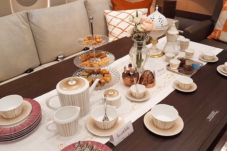 Tại đây còn có 2 bàn lớn phục vụ cho bữa tối, trà chiều hay các bữa tiệc. Tất cả món ăn đều được chế biến bởi các đầu bếp ngay trên máy bay.