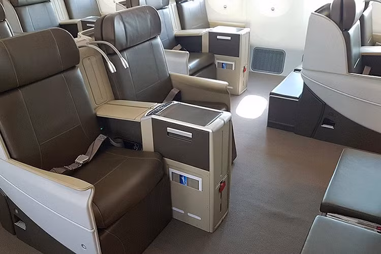 Phía sau máy bay là phòng chứa 18 ghế hạng thương gia dành cho cac hành khách khác sử dụng. Hàng ghế này có thể thoải mái duỗi chân và đồ dùng riêng, đề phòng trường hợp máy bay bất chợt có thêm khách.