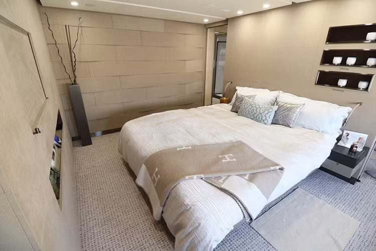 Từ phòng khách về phía trước máy bay, là nơi đặt phòng ngủ rộng rãi và riêng tư với giường cỡ lớn dành cho hai người khá rộng rãi.