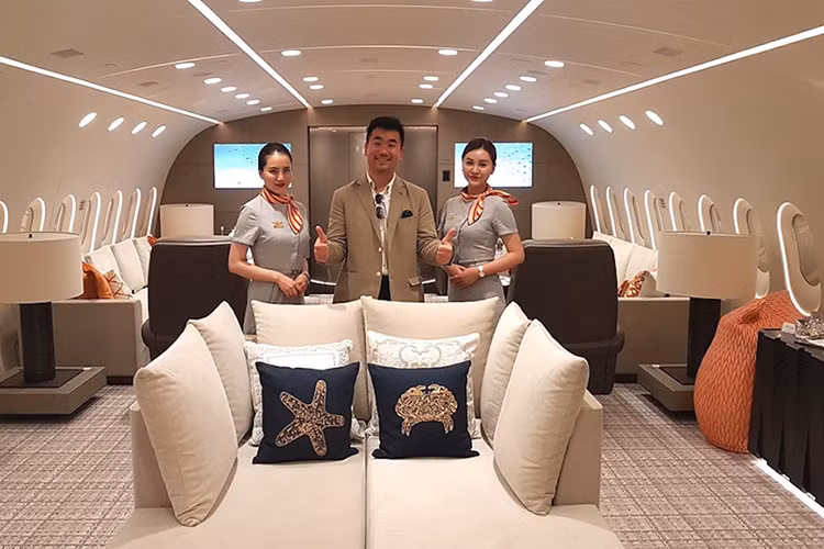 Bên cạnh đó còn có ba chiếc TV màn hình rộng cùng các kế nối mạng không dây hiênn đại có trong phòng khách và khu ăn uống.