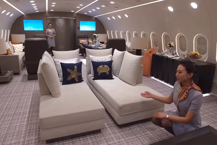 Phi hành đoàn của chuyên cơ bao gồm phi công và tiếp viên đã được công ty mẹ Hainan Airlines Group tuyển chọn kỹ lưỡng. 