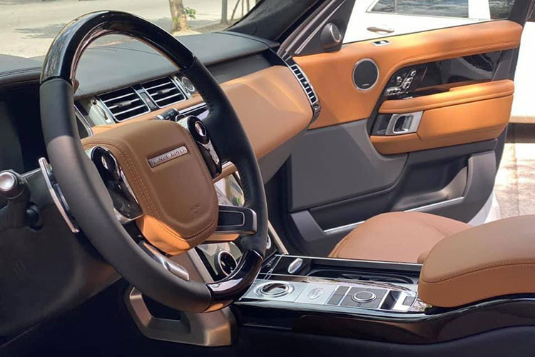 Chiếc Range Rover Autobiography LWB P400 2021 này thuộc phiên bản 5 chỗ ngồi. Hàng ghế sau có thiết kế 2+1 chỗ ngồi. 2 ghế chính có khả năng chỉnh điện đa hướng, nhớ 2 vị trí, bọc da cao cấp đục lỗ thông hơi. Xe sở hữu đệm bắp đùi chỉnh điện, rèm che nắng 2 bên chỉnh điện. Bệ tỳ tay ở giữa có khả năng hạ xuống hoặc nâng lên bằng điện thông qua nút bấm nhẹ nhàng. Tại đây cũng tích hợp khay để cốc, khay để đồ cá nhân, ...