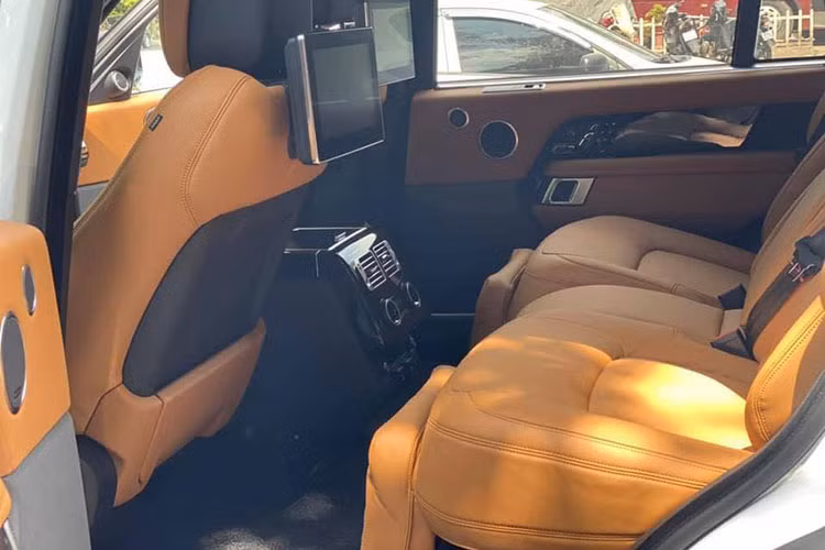 Ghế lái và ghế phụ chỉnh điện đa hướng, nhớ 3 vị trí, bọc da cao cấp đục lỗ. Màn hình hiển thị phía sau vô-lăng có kích thước khoảng 12 inch, hiển thị thông tin về xe với độ phân giải cao. Trên xe có tới 17 điểm kết nối khác nhau bao gồm cổng USB, cổng HDIM hay ổ sạc 12V. Một bộ phát wifi 4G cũng được tích hợp trên xe sẵn sàng cho 8 thiết bị kết nối cùng lúc. 