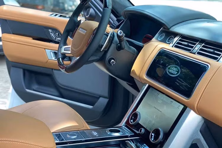 Phiên bản này cũng được tích hợp cụm điều khiển trên thành cửa dạng cảm ứng điều chỉnh rèm che nắng, đèn đọc sách, đóng mở cửa sổ trời, tắt hệ thống âm thanh. Hệ thống điều hoà 2 vùng độc lập cho khoang sau. Ngoài ra, hệ thống giải trí cho khoang sau còn có 2 màn hình kích thước 10 inch gắn tại tựa đầu hàng ghế trước.