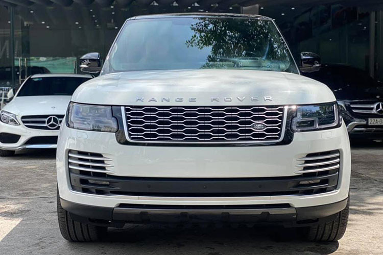 Giá xe Range Rover Autobiography LWB P400 2021 mới được đưa về Việt Nam hiện đang được nhà nhập khẩu tư nhân chào bán khoảng hơn 8 tỷ đồng, mức giá này rẻ hơn đến hơn 3 tỷ đồng so với phiên bản Autobiography LWB V8 5.0L do dùng động cơ có xi-lanh nhỏ hơn.
