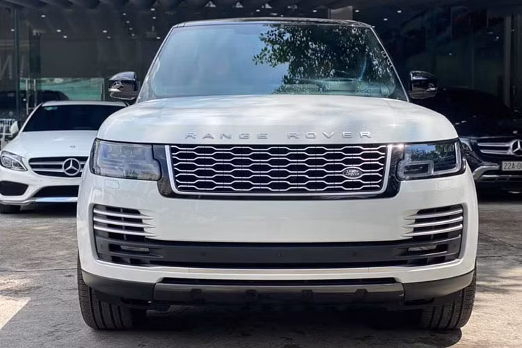 Giá xe Range Rover Autobiography LWB P400 2021 mới được đưa về Việt Nam hiện đang được nhà nhập khẩu tư nhân chào bán khoảng hơn 8 tỷ đồng, mức giá này rẻ hơn đến hơn 3 tỷ đồng so với phiên bản Autobiography LWB V8 5.0L do dùng động cơ có xi-lanh nhỏ hơn.