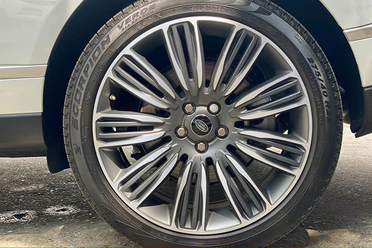 Nhằm phân biệt với các phiên bản khác, đuôi xe có gắn dòng chữ Autobiography P400. Con số 400 trong tên xe ám chỉ hiệu suất của động cơ là 400PS tương đương khoảng 395 mã lực. Xe bộ mâm đa chấu 2 tone màu kích cỡ 22 inch.