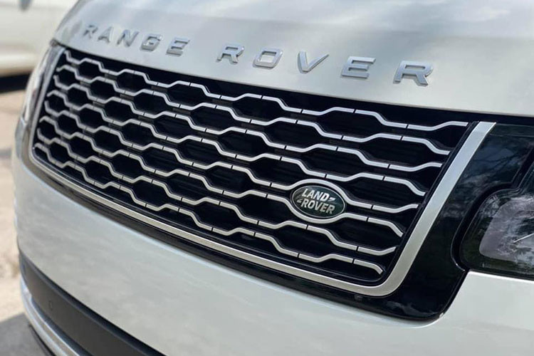Chiếc xe SUV Range Rover Autobiography LWB P400 thế hệ mới mới nhập về Hà Nội sở hữu gói ngoại thất sáng màu với các chi tiết như ốp cản trước, lưới tản nhiệt, ốp sườn, cản sau, dòng chữ Range Rover được cùng thân xe màu trắng sáng. 
