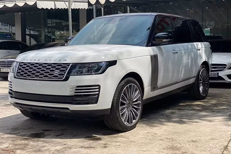 SUV Range Rover hạng sang là một trong những mẫu xe làm nên tên tuổi của thương hiệu Land Rover của Anh quốc. Tại thị trường Việt Nam, những chiếc Range Rover có giá dao động từ trên dưới 8 tỷ đến hơn 23 tỷ đồng, tùy biến thể, phiên bản và được đại lý tư nhân nhập khẩu hay phân phối chính hãng.
