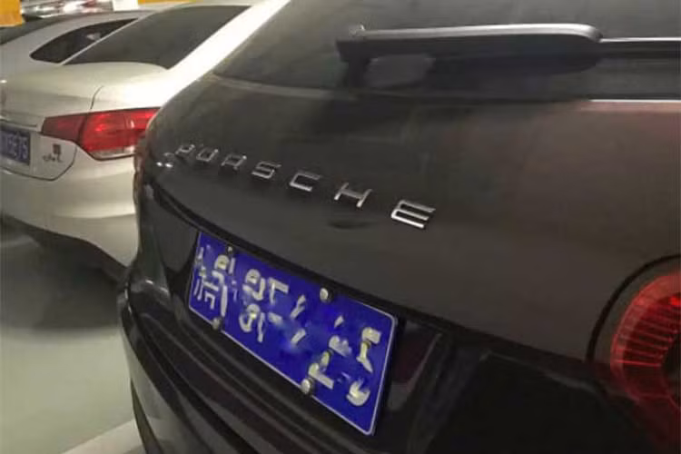 Giá bán của chiếc xe Zotye nhái Porsche là khoảng 150.000 nhân dân tệ (khoảng 23.500 USD, hơn 500 triệu đồng), tức chỉ bằng khoảng 1/10 giá niêm yết của một chiếc Cayenne xịn tại Trung Quốc. Ngoại hình hai chiếc xe đều có những nét tương đồng.