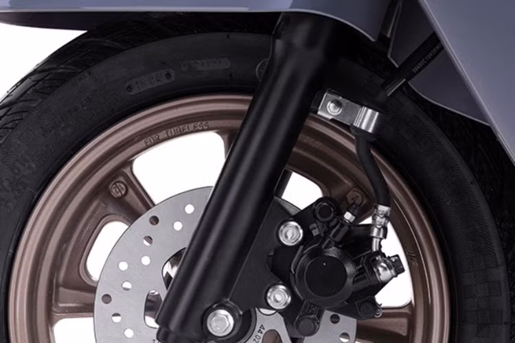 Các trang bị khác trên xe ga Suzuki US125 2024 thế hệ mới bao gồm hệ thống giảm xóc trước ống lồng, giảm xóc sau lò xo tạo ổn định khi vận hành...