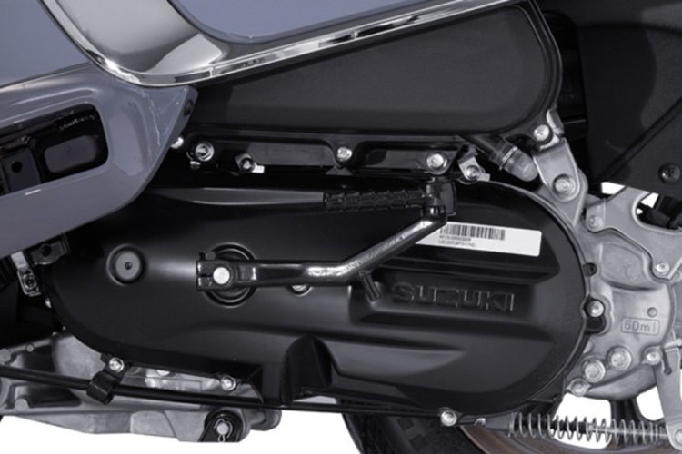 Xe sử dụng vành đúc kích thước 12 inch cho phía trước và 10 inch cho phía sau, kèm theo đó là lốp không săm kích thước lần lượt là 90/90-12 và 100/90-10. Xe cũng được trang bị phanh đĩa cho bánh trước và phanh tang trống cho bánh sau