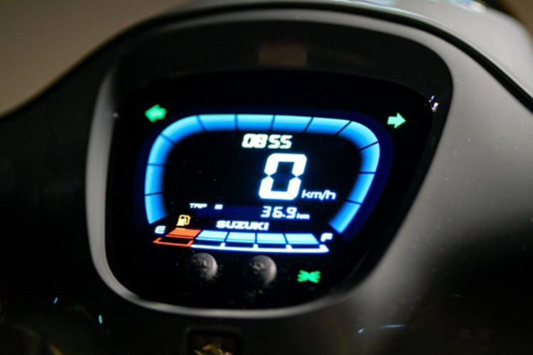 Xe cũng được trang bị cụm đồng hồ kỹ thuật số hiển thị chi tiết các thông số xe giúp người sử dụng có thể nắm bắt được tình trạng xe toàn diện.