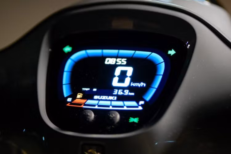 Xe cũng được trang bị cụm đồng hồ kỹ thuật số hiển thị chi tiết các thông số xe giúp người sử dụng có thể nắm bắt được tình trạng xe toàn diện.