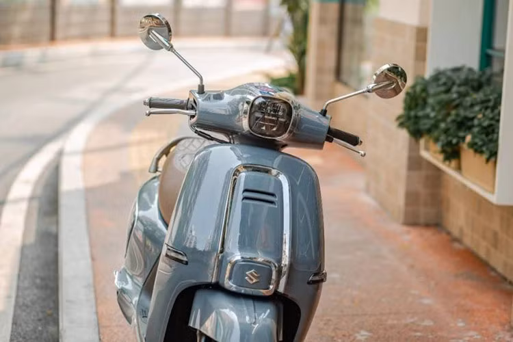 Đèn xi nhan được đặt phía mặt nạ trước, trong khi đèn pha được đặt cao phía trên đầu. Các đường nét trên xe mềm mại với thân xe nở hậu theo phong cách thường thấy của các mẫu tay ga châu Âu.