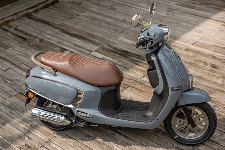 Mẫu xe ga Suzuki US125T 2024 của Trung Quốc mang hơi hướng thiết kế cổ điển châu Âu với cụm đèn pha vuông vức được viền bởi vật liệu crom bóng bẩy.