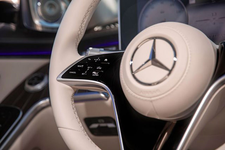 Hàng ghế sau kiểu thương gia với ghế ngồi có khả năng ngả đến 43,5 độ, tích hợp bệ đỡ chân, sưởi ấm cổ và vai, cùng nhiều chế độ massage bổ sung. Gói trang bị Chauffeur package với ghế hành khách phía trước có thể điều chỉnh tiến sát về trước, tạo không gian rộng rãi cho hành khách ghế sau và còn được trang bị bàn làm việc kiểu gấp gọn.