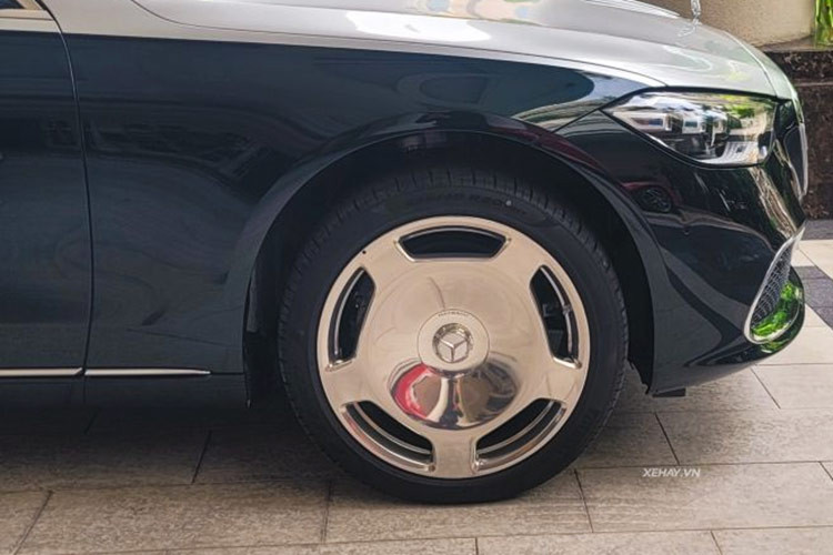 Mercedes-Maybach S450 4Matic sánh đôi cùng biển số 51F-222.22 - đây được xem biển số ngũ quý đầu tiên trong dãy sổ tự nhiên thuộc tính chẵn, biển ngũ quý 2 được rất nhiều người ưa chuộng vì cho rằng cực kỳ may mắn, thậm chí, khi cộng 5 con số 2 lại cho ra kết quả 10, thể hiện sự cao cấp, chắc chắn và bắt đầu cho 2 chữ số.