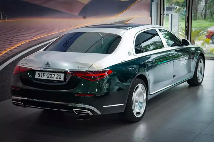 Theo thông tin chúng tôi tìm hiểu có được, chiếc Mercedes-Maybach S450 4Matic biển số 51F-222.22 này chỉ mới được chủ nhân mua trong tháng 7/2024. Thú vị ở chỗ, đại gia này sở hữu rất nhiều biển ngũ quý, trước khi luật đấu giá biển đẹp được áp dụng. Và trong giới chơi biển, không ai là không biết đến doanh nhân này, 1 người nổi tiếng trong lĩnh vực sát hạch, và cấp giấy phép lái xe.