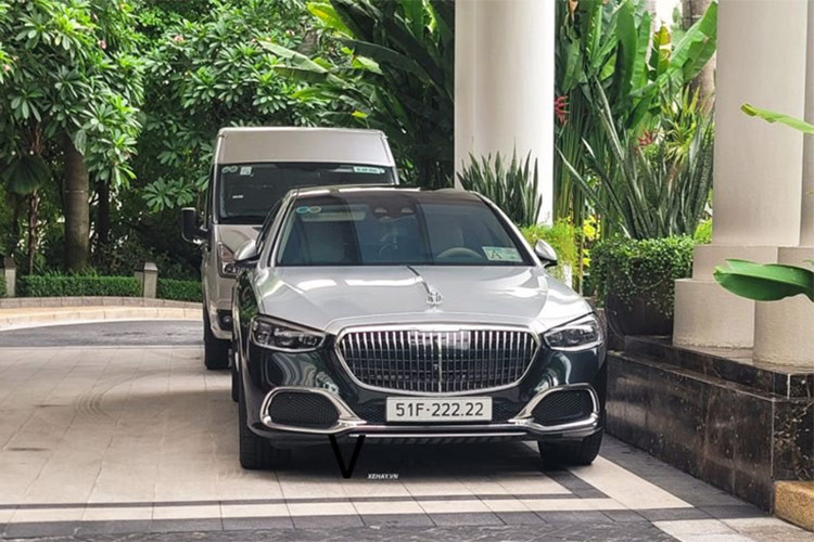 Bên cạnh ngoại hình bắt mắt, nội thất trang trọng, chiếc Mercedes-Maybach S450 4Matic đời mới này còn sở hữu các tính năng hỗ trợ lái bao gồm hệ thống treo khí nén, hỗ trợ đánh lái bánh sau, hỗ trợ giữ khoảng cách chủ động Distronic, hỗ trợ giữ làm đường...
