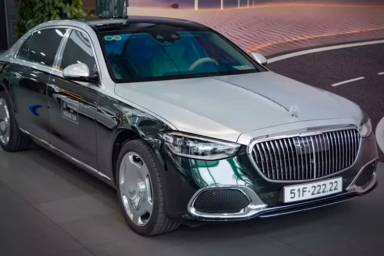 Mới đây, hình ảnh chiếc xe Mercedes-Maybach S450 4Matic siêu sang mang màu xanh rêu với nửa thân trên được hoàn thiện màu bạc, mang biển số 51F-222.22 lăn bánh trên 1 số con đường ở TP HCM đã thu hút sự quan tâm của giới mê xe trong nước, cũng như các đại gia thích chơi biển số đẹp nói chung và siêu biển ngũ quý nói riêng.