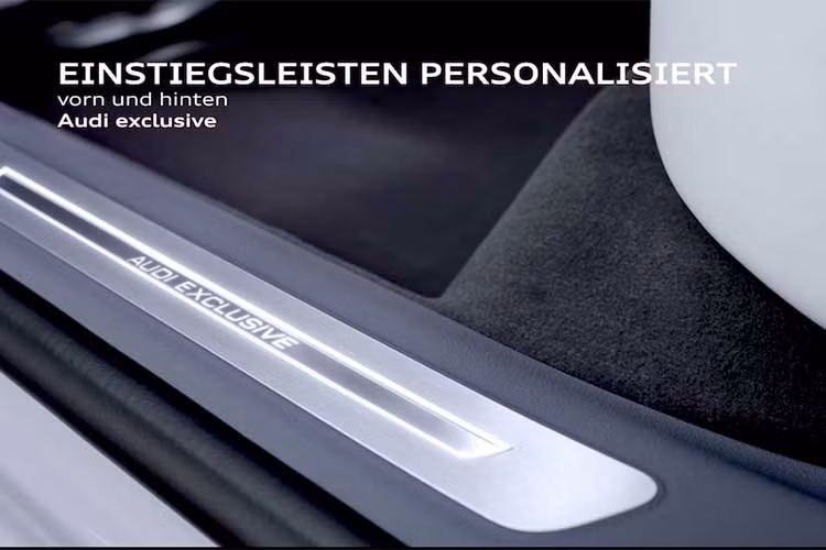 Về nội thất, bước vào bên trong cabin A8 được hãng xe sang Audi trang bị ốp bệ cửa với dòng chữ ''Audi Exclusive'' phát sáng. 