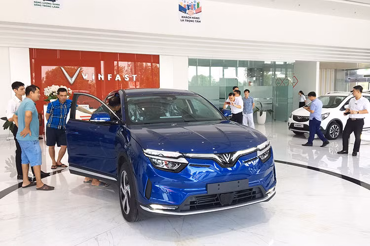 VinFast VF8 chi con hon 800 trieu khi dung voucher 200 trieu dong